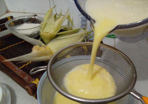 Làm sữa bắp từ máy sinh tố